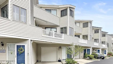 32 Sunset Avenue