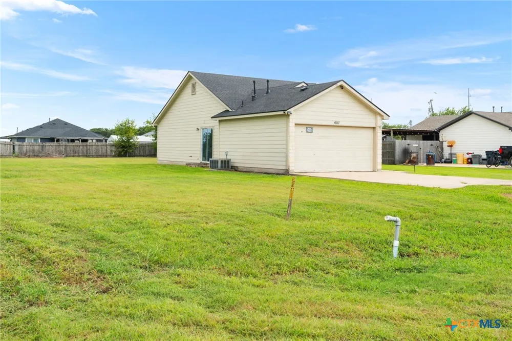 407 E Pietzsch Street Bartlett, TX 76511