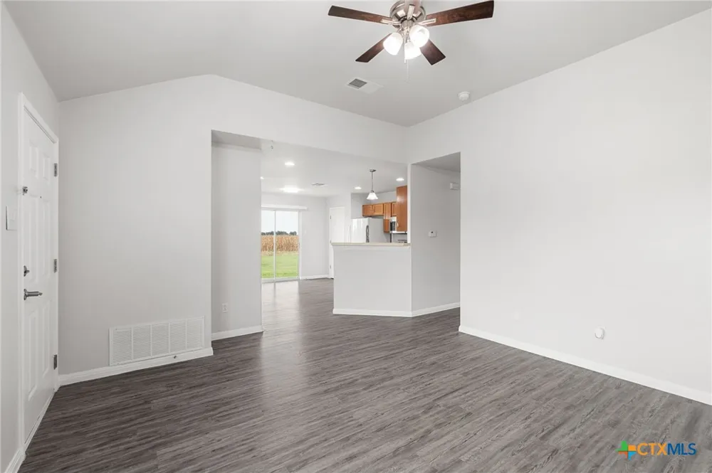 407 E Pietzsch Street Bartlett, TX 76511