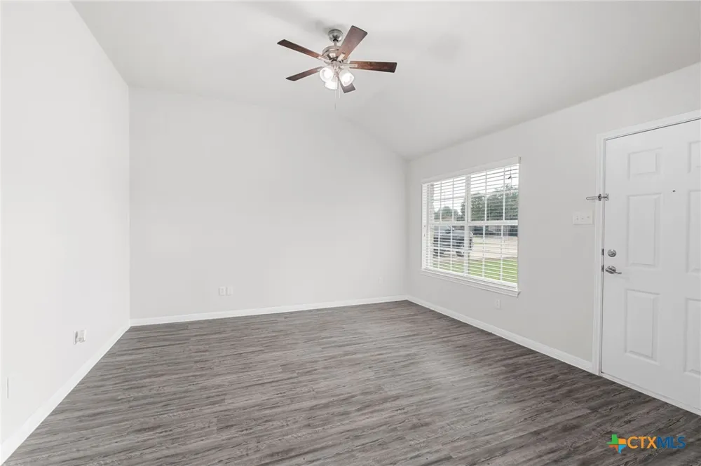 407 E Pietzsch Street Bartlett, TX 76511