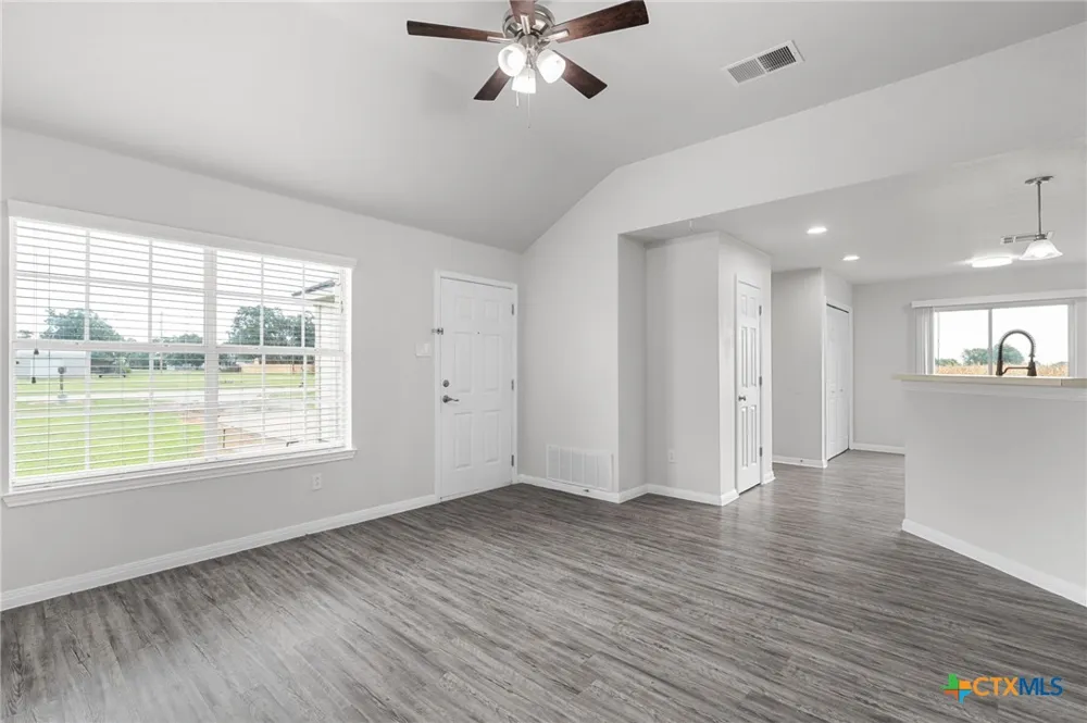 407 E Pietzsch Street Bartlett, TX 76511