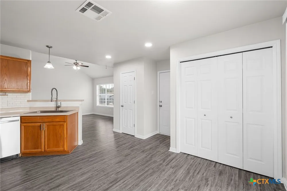 407 E Pietzsch Street Bartlett, TX 76511