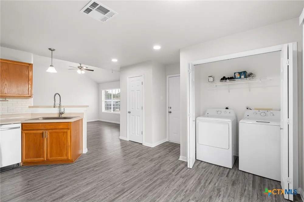 407 E Pietzsch Street Bartlett, TX 76511