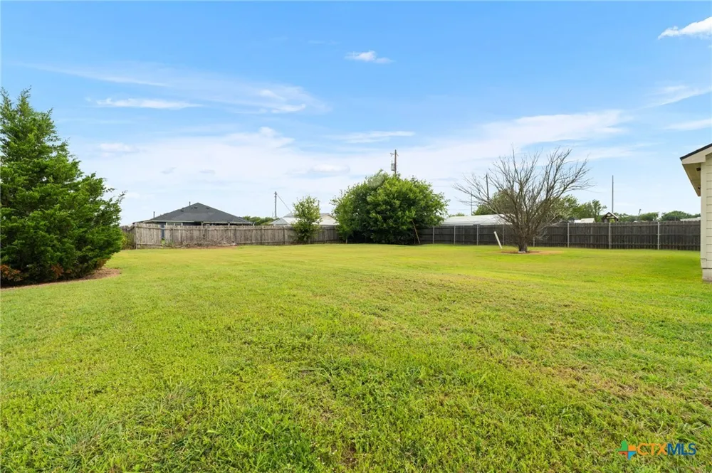 407 E Pietzsch Street Bartlett, TX 76511
