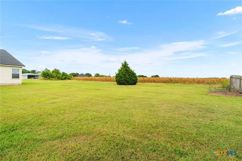 407 E Pietzsch Street Bartlett, TX 76511