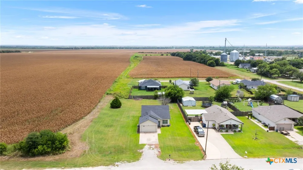 407 E Pietzsch Street Bartlett, TX 76511