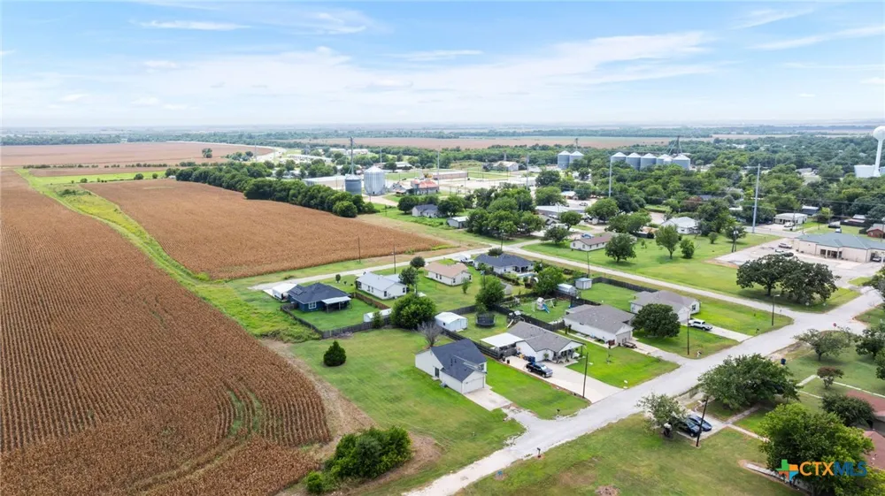407 E Pietzsch Street Bartlett, TX 76511