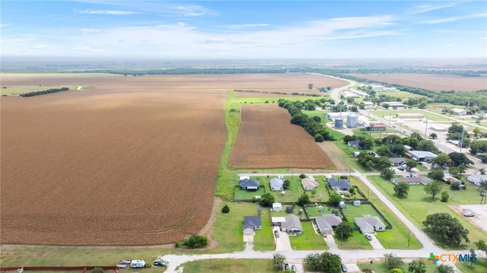 407 E Pietzsch Street Bartlett, TX 76511