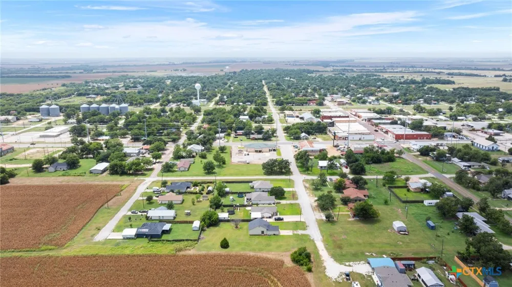 407 E Pietzsch Street Bartlett, TX 76511