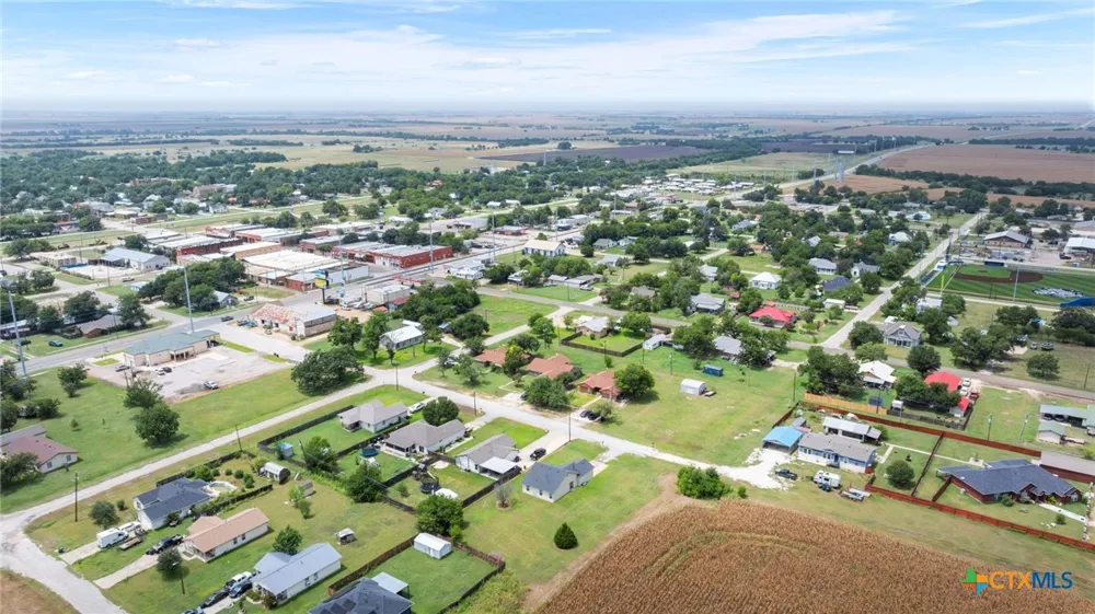 407 E Pietzsch Street Bartlett, TX 76511