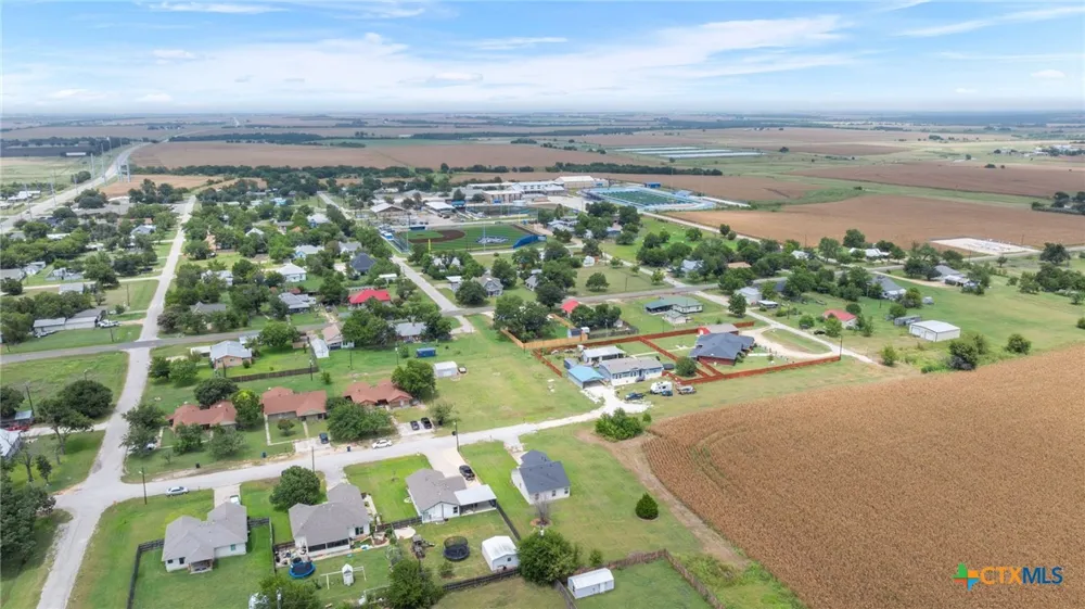 407 E Pietzsch Street Bartlett, TX 76511