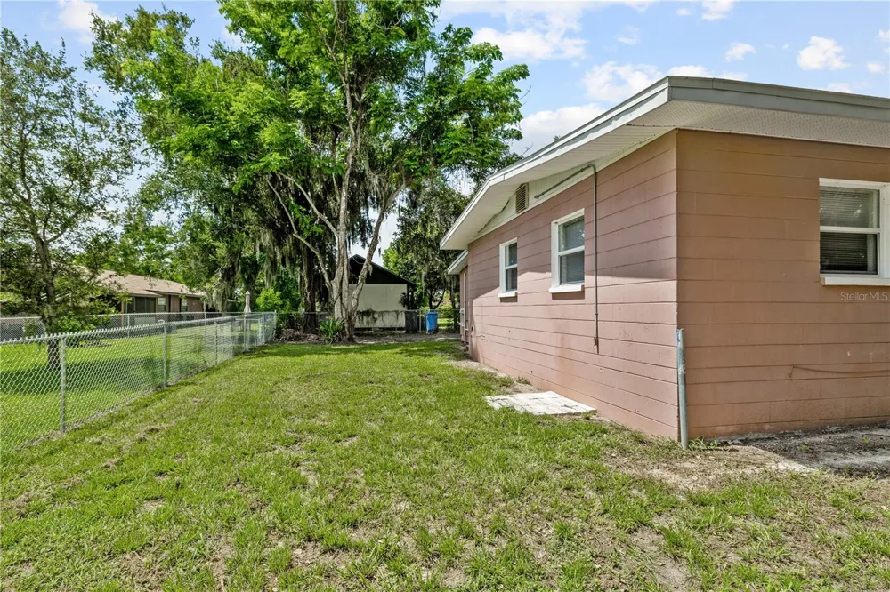 5225 PEACH AVENUE Seffner, FL 33584