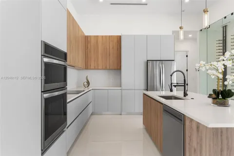 10 SW 33rd Ave