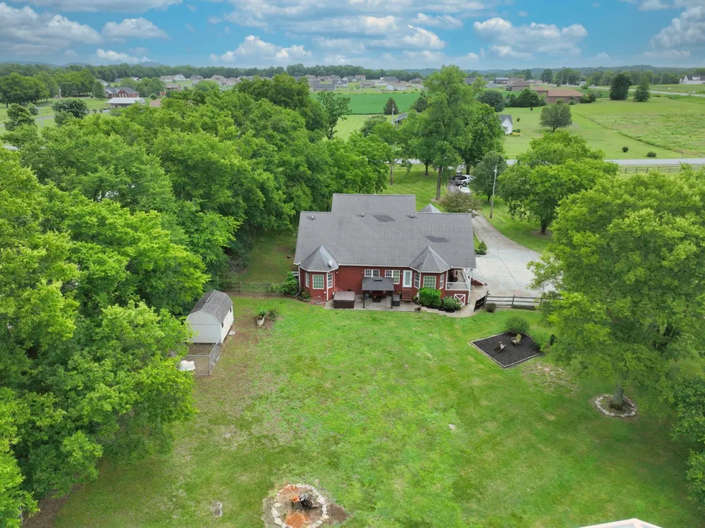 107 Greenfield Ln Castalian Springs, TN 37031