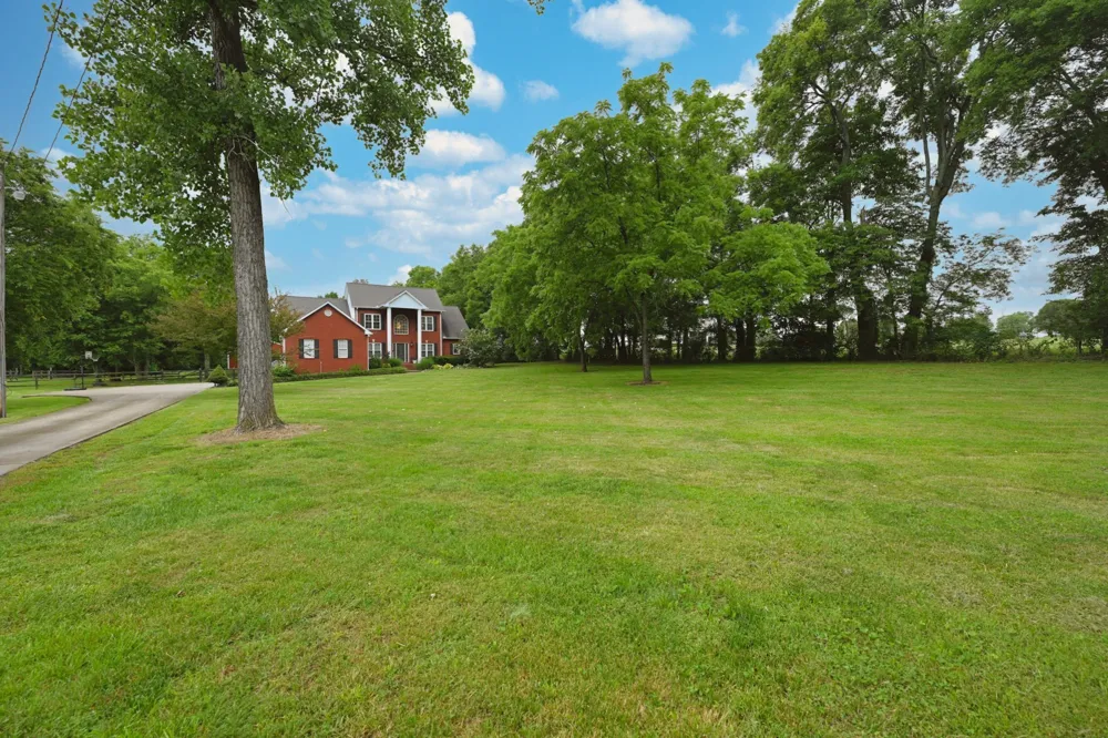 107 Greenfield Ln Castalian Springs, TN 37031
