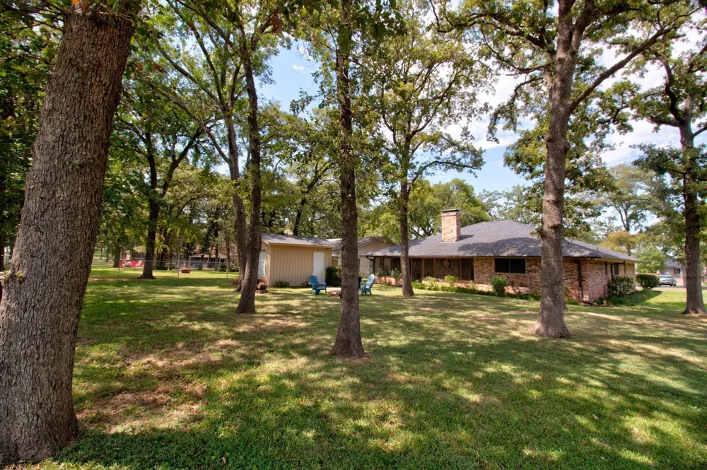 1010 Kiowa Drive W Lake Kiowa, TX 76240