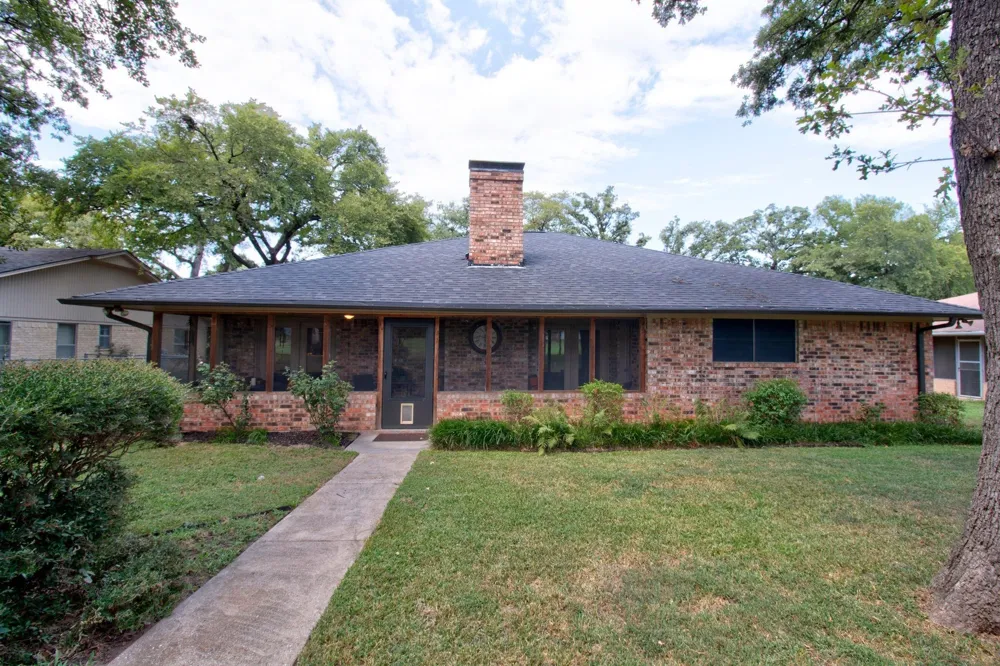 1010 Kiowa Drive W Lake Kiowa, TX 76240