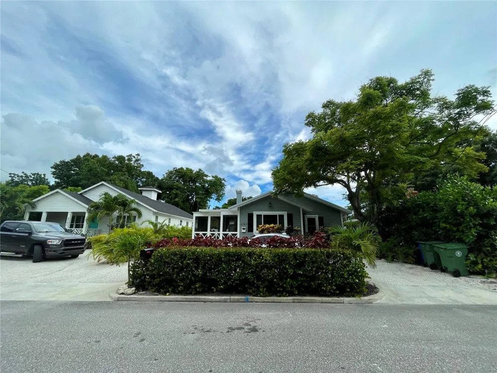 2703 10TH AVENUE W Bradenton, FL 34205