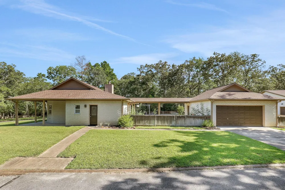 20380 Doral Drive Huntsville, TX 77320