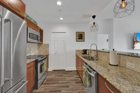 511 LUCERNE AVENUE #613