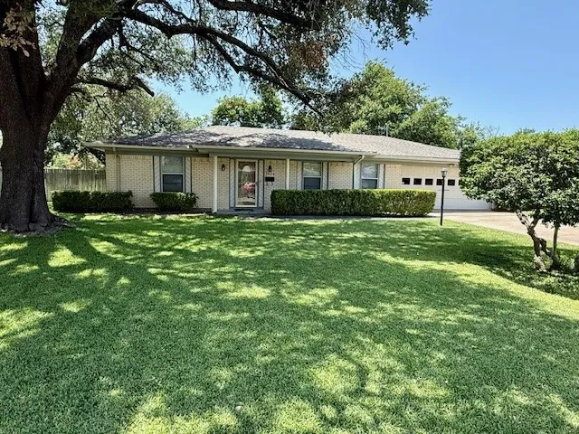 3820 Sagebrush Road Benbrook, TX 76116