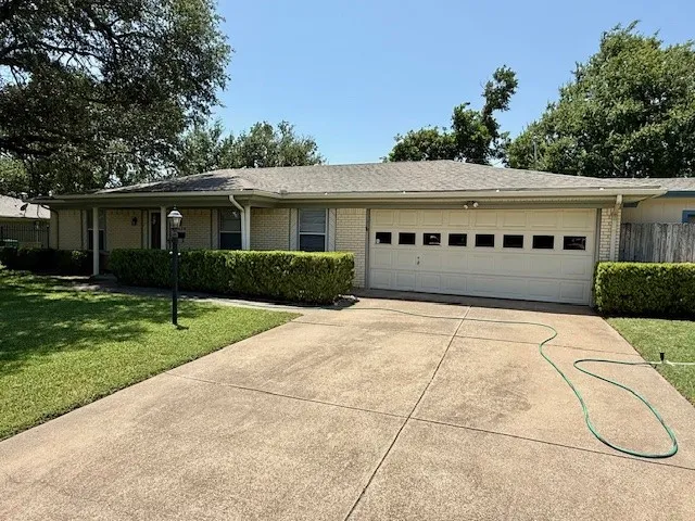 3820 Sagebrush Road Benbrook, TX 76116