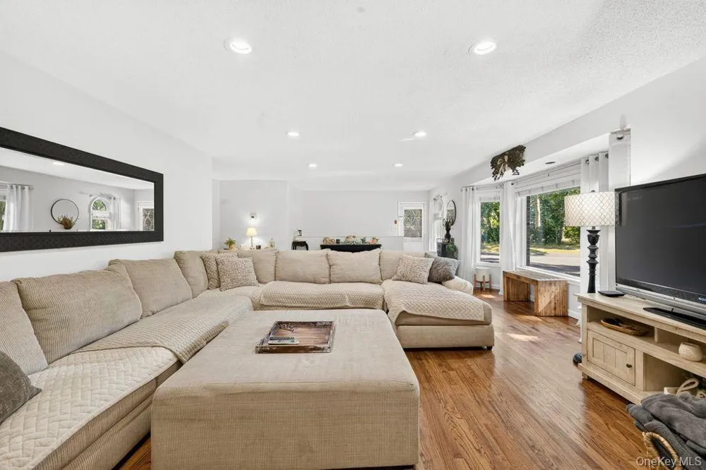 24 Bauer Avenue Manorville, NY 11949