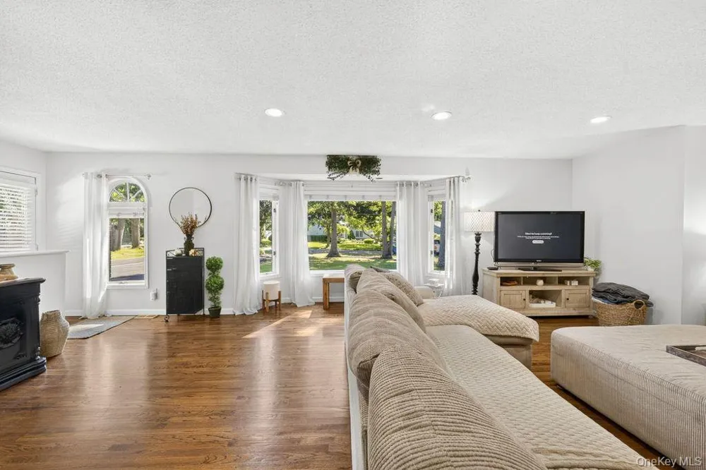 24 Bauer Avenue Manorville, NY 11949