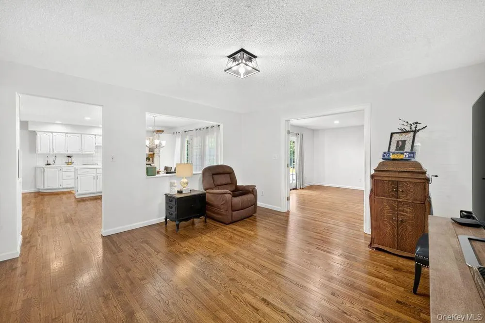 24 Bauer Avenue Manorville, NY 11949