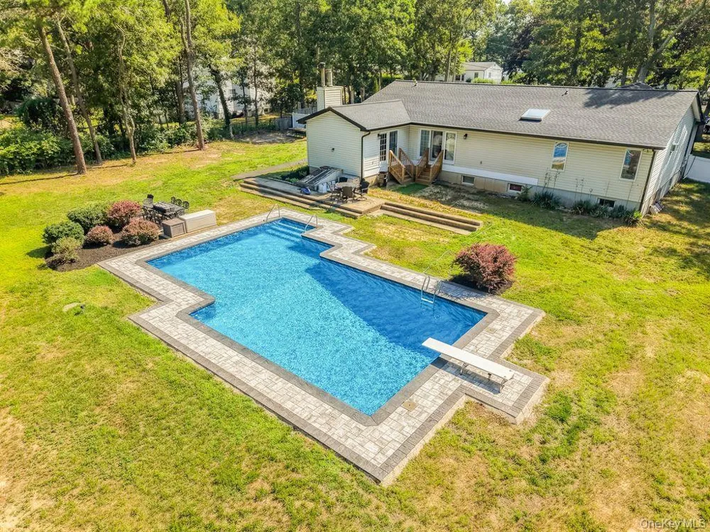 24 Bauer Avenue Manorville, NY 11949