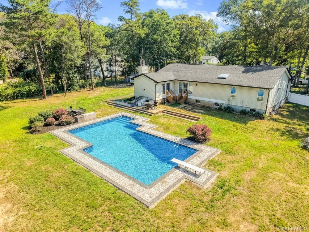 24 Bauer Avenue Manorville, NY 11949