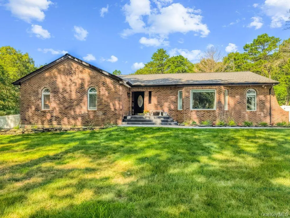 24 Bauer Avenue Manorville, NY 11949