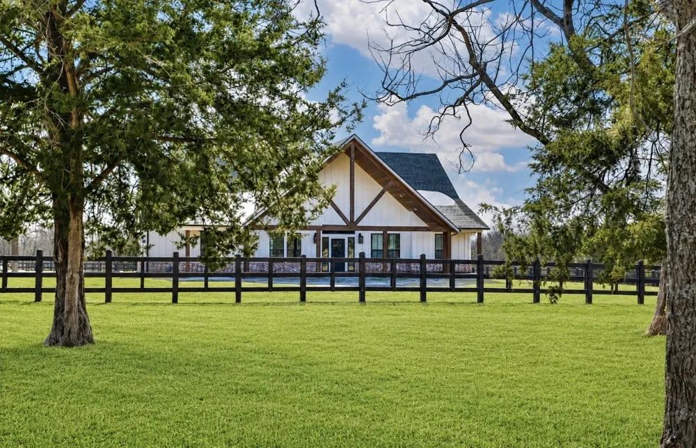 1205 Northshore Lane Valley View, TX 76272
