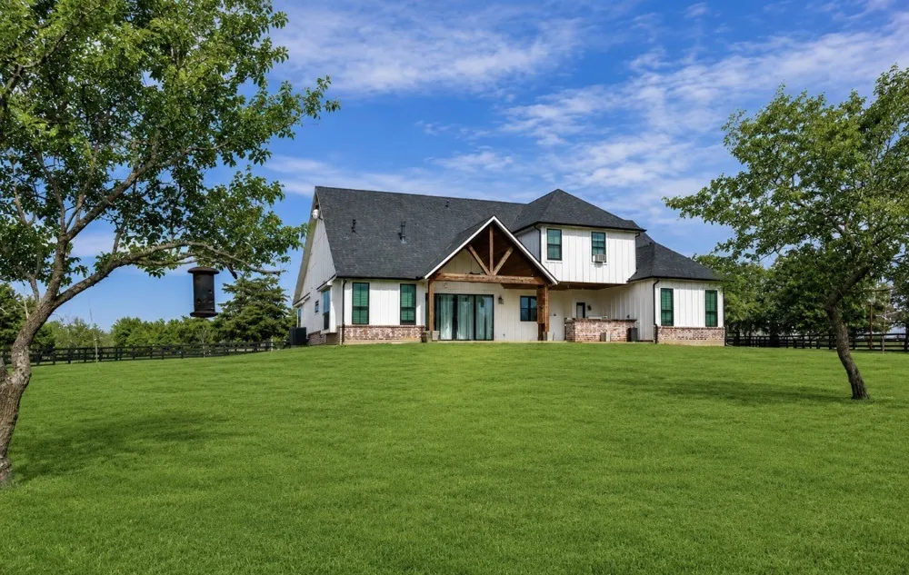 1205 Northshore Lane Valley View, TX 76272