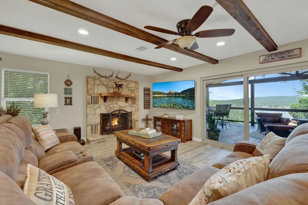 1422 Oakridge Lane Canyon Lake, TX 78133