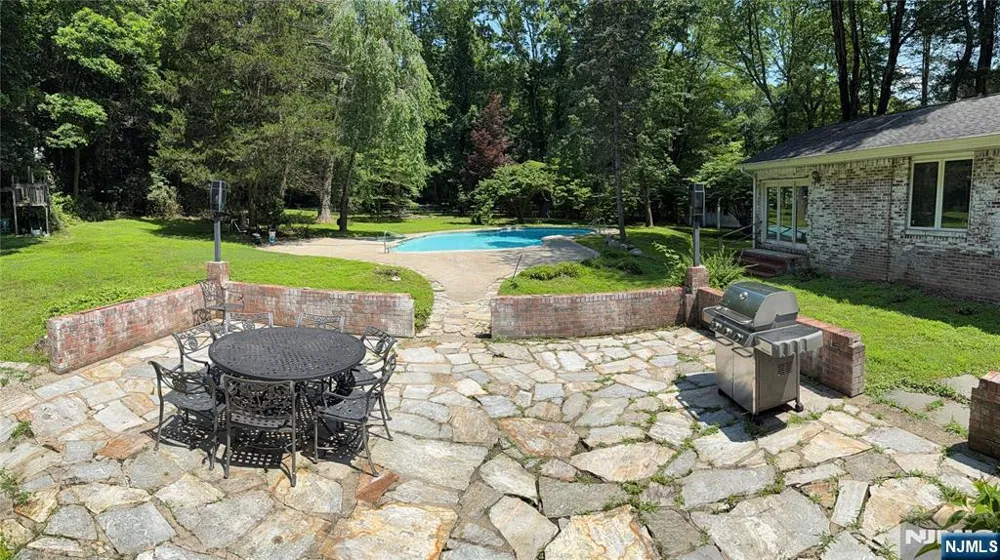 25 Ackerman Road Saddle River, NJ 07458