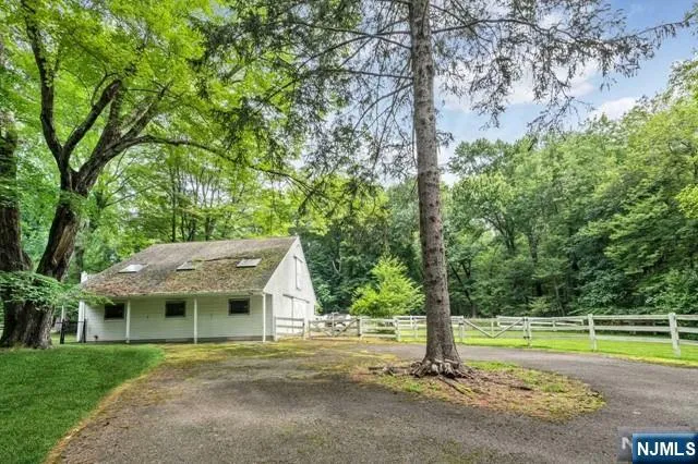 25 Ackerman Road Saddle River, NJ 07458