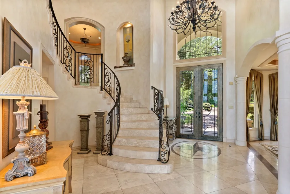 2901 Cliff Point Spicewood, TX 78669