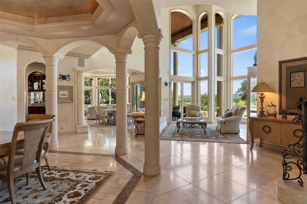 2901 Cliff Point Spicewood, TX 78669