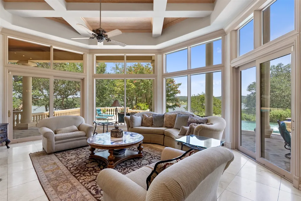2901 Cliff Point Spicewood, TX 78669