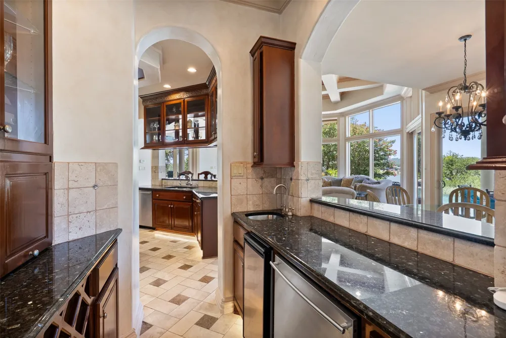 2901 Cliff Point Spicewood, TX 78669