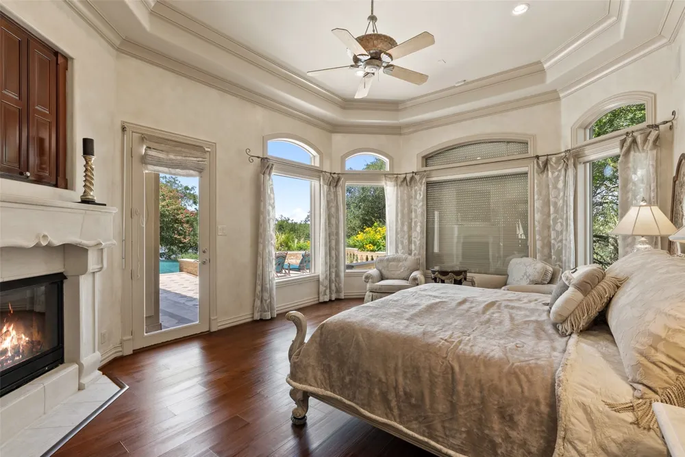 2901 Cliff Point Spicewood, TX 78669