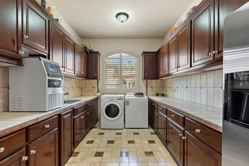 2901 Cliff Point Spicewood, TX 78669