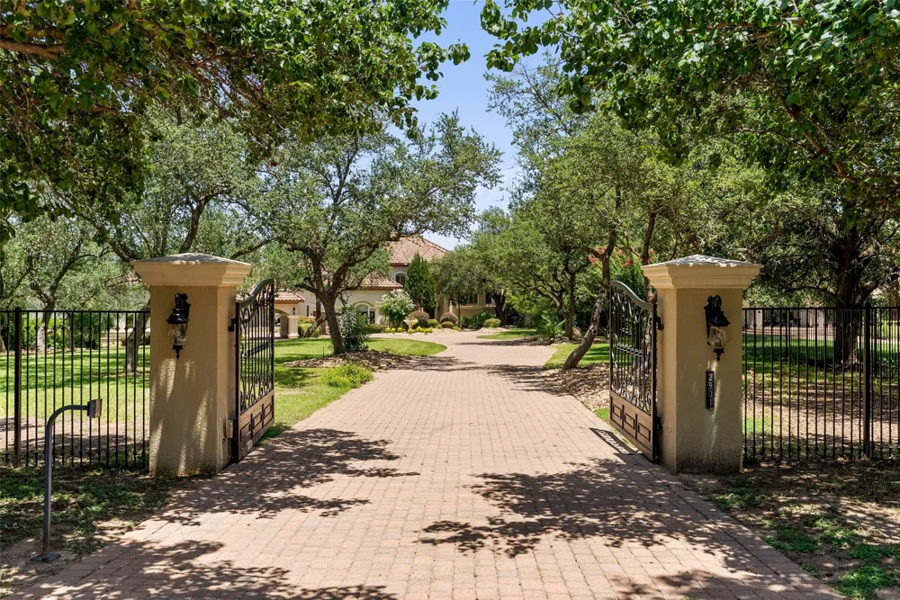 2901 Cliff Point Spicewood, TX 78669
