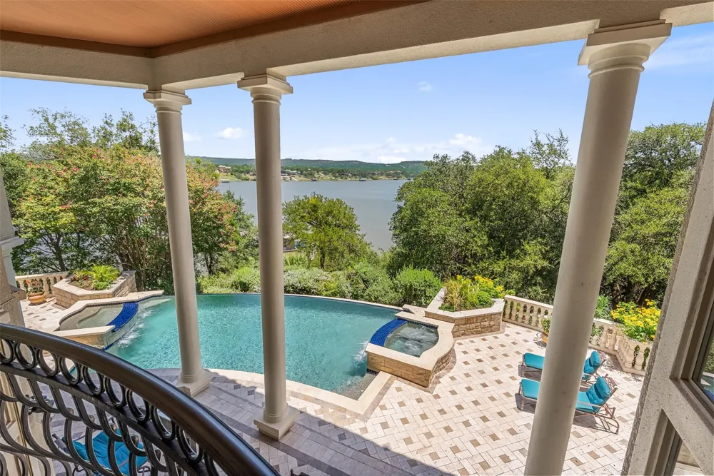2901 Cliff Point Spicewood, TX 78669