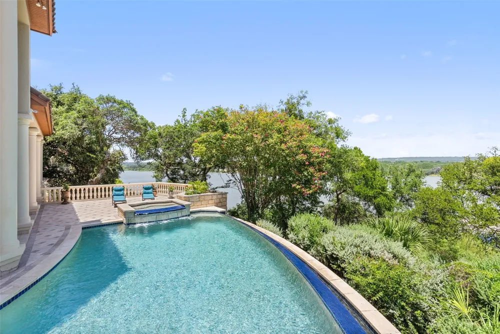2901 Cliff Point Spicewood, TX 78669