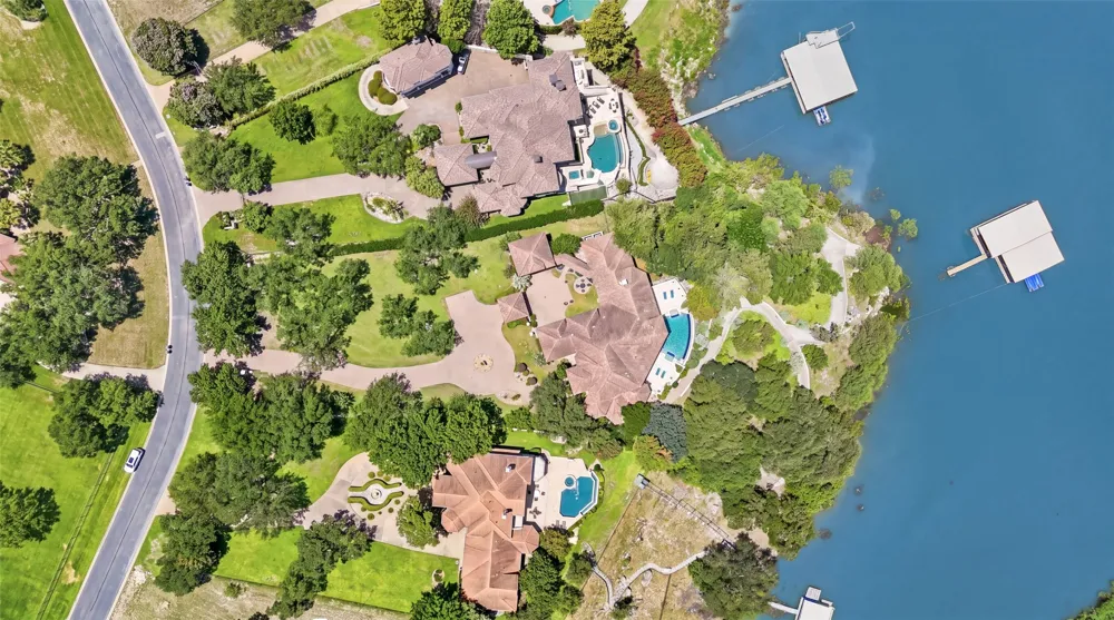2901 Cliff Point Spicewood, TX 78669