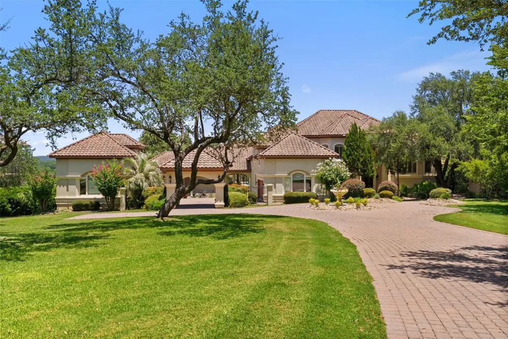 2901 Cliff Point Spicewood, TX 78669