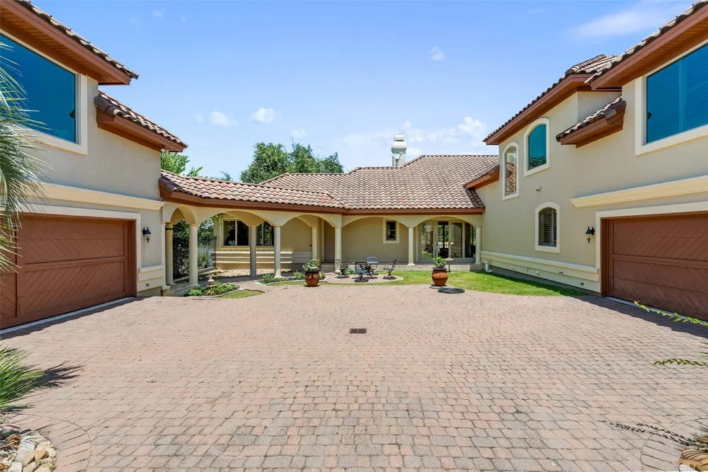 2901 Cliff Point Spicewood, TX 78669