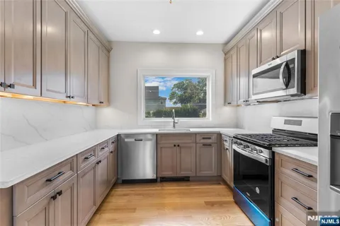 182B E 25th Street